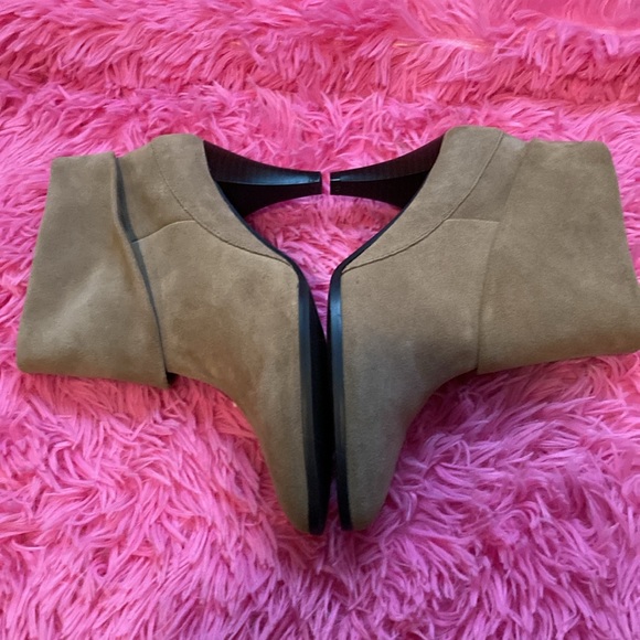 Suede 3.5” cone heel booties with rolled cuff and pointed toe size 7.5 - Picture 6 of 9